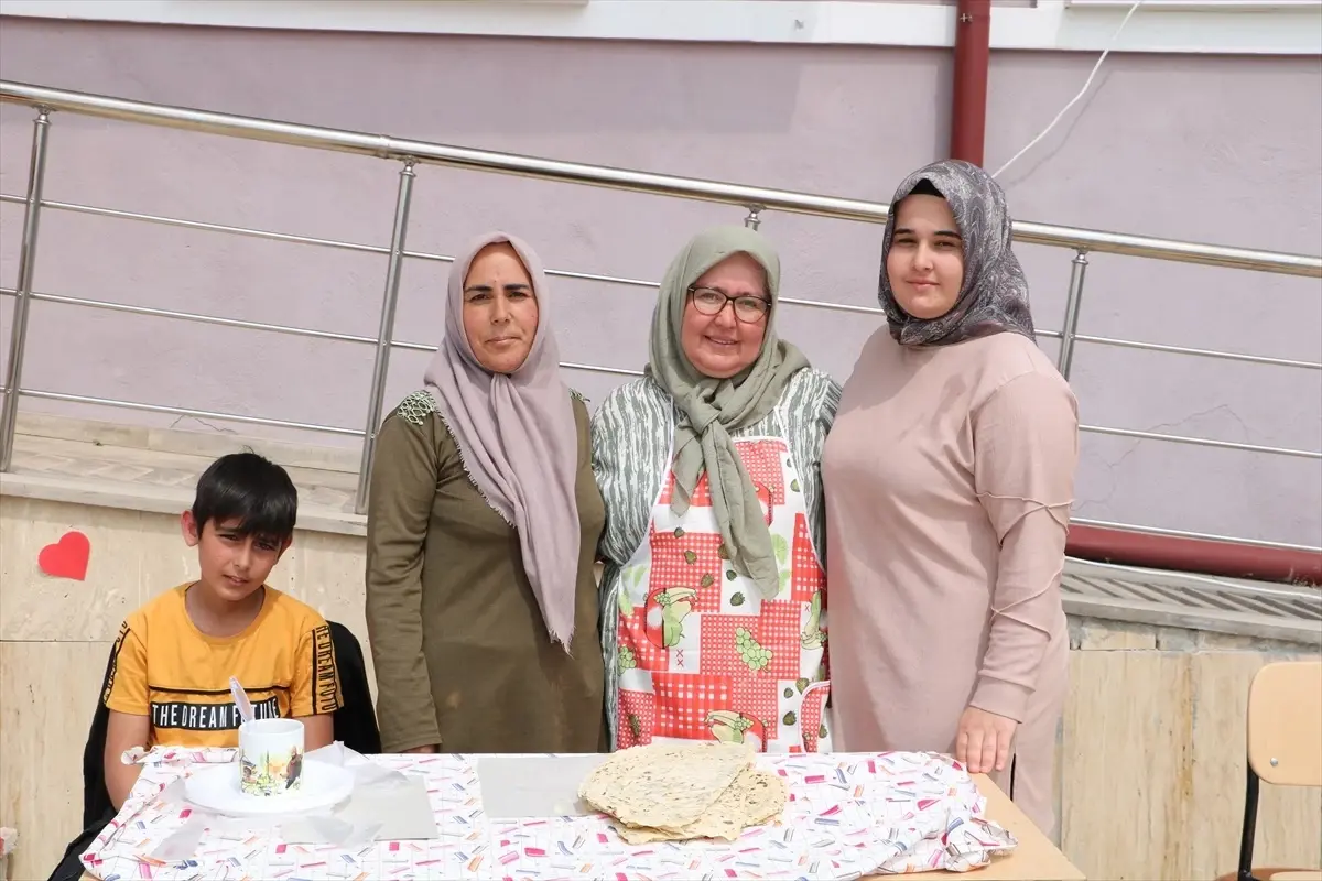 Öğrenciler Kümes ve Kuluçka Eğitimi Alıyor