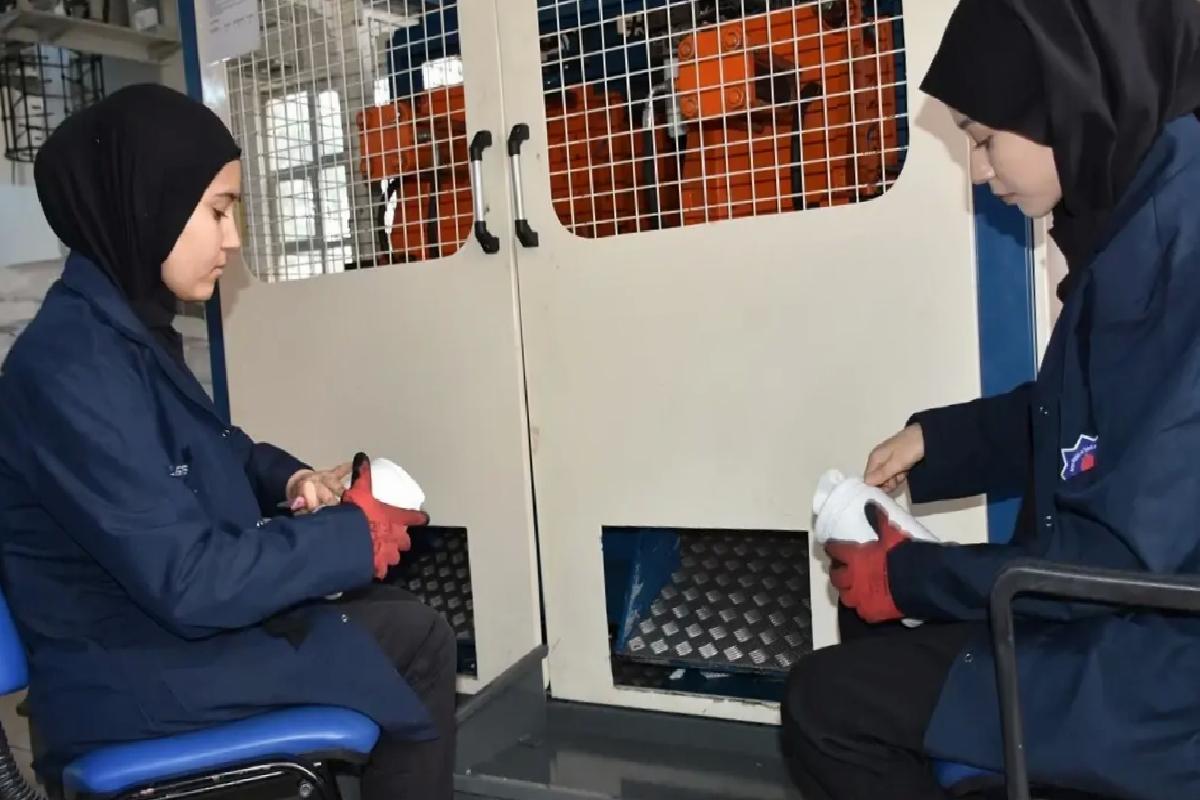 Öğrenciler Plastik Üretiminde Kazanç Sağlıyor