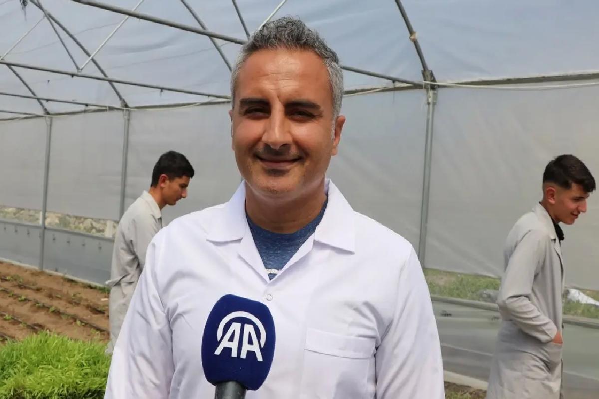 Öğrenciler topraksız tarımla elde ettikleri yeşil yemle hayvancılıkta maliyeti düşürmeyi hedefliyor