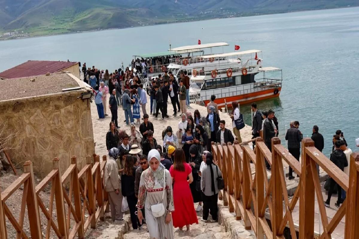 Öğrenciler, Van’ın Güzelliklerini Keşfedip Temizlik Yaptı