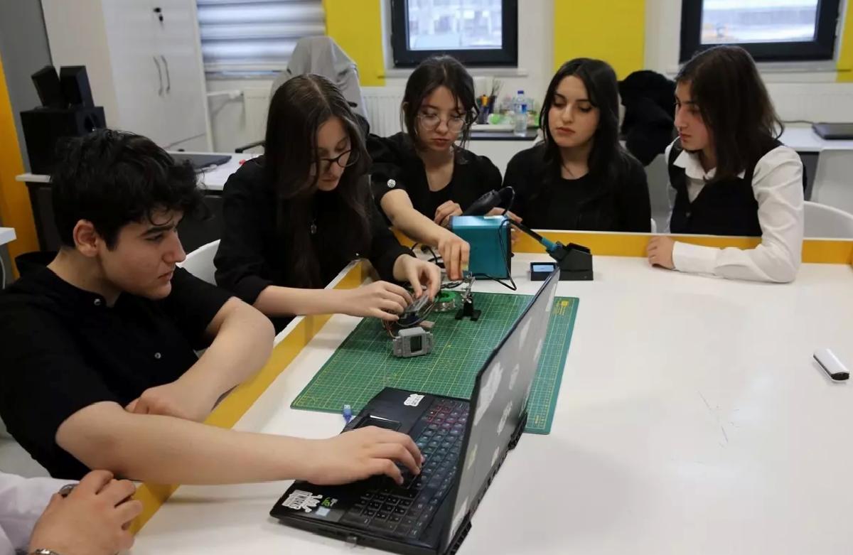 Öğrencilerden Deprem Bilekliği Projesi