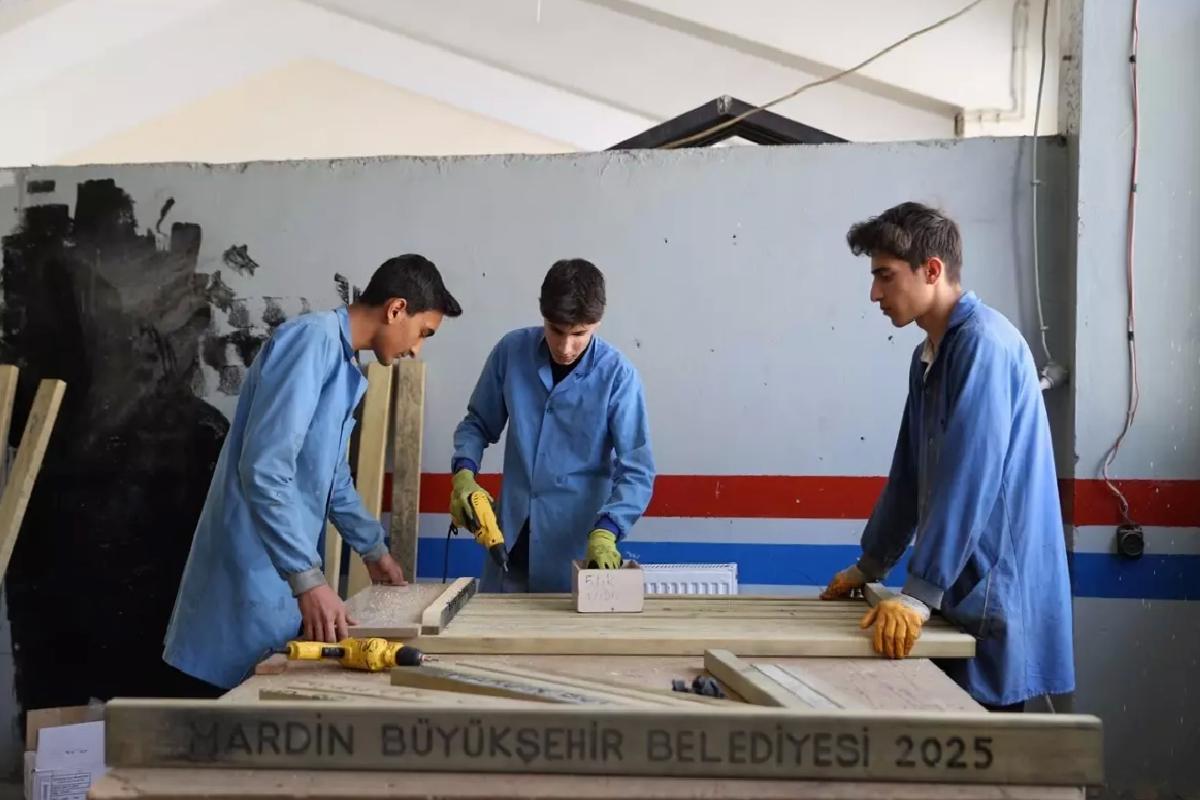 Öğrencilerden Parklara Malzeme Üretimi