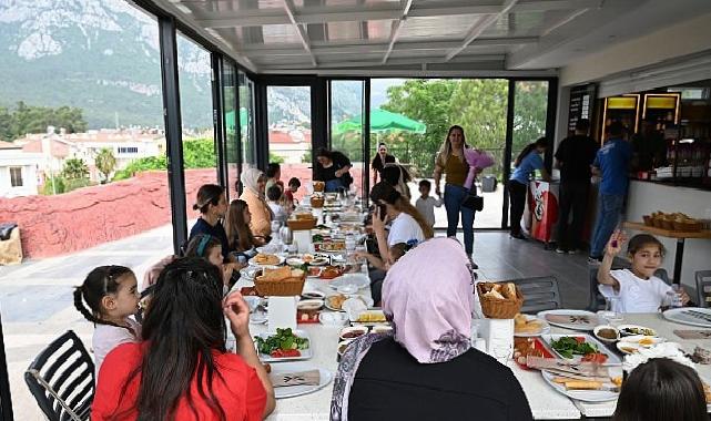 Öğretmenlerden Tepe Parkı’nda Anneler Günü etkinliği
