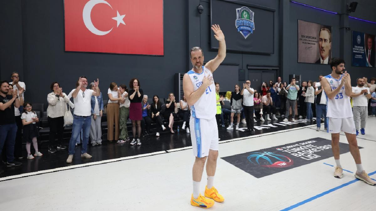 Oğuz Savaş, kariyerini Çayırova Belediyesi formasıyla bitirdi