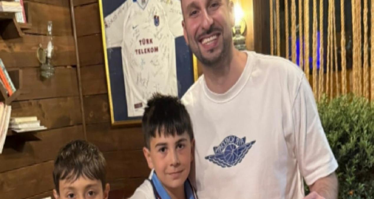 Osimhen’in formasını Trabzonsporlu çocuktan bir koleksiyoner aldı