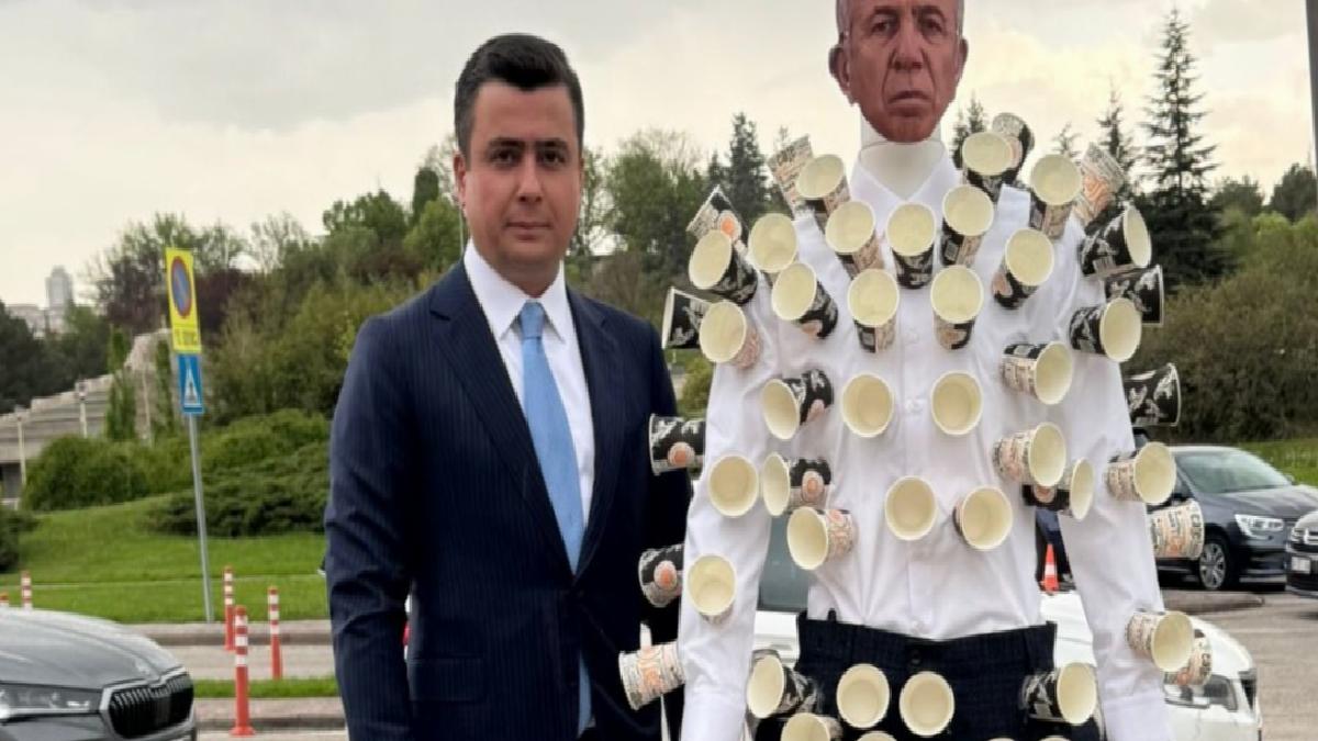 Osman Gökçek, Meclis’e Mansur Yavaş maskeli cansız manken getirdi