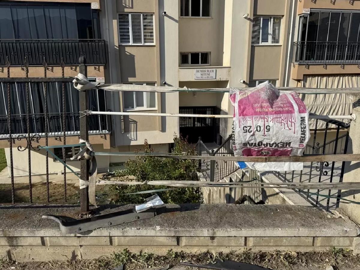 Otomobil Apartman Bahçesine Düştü