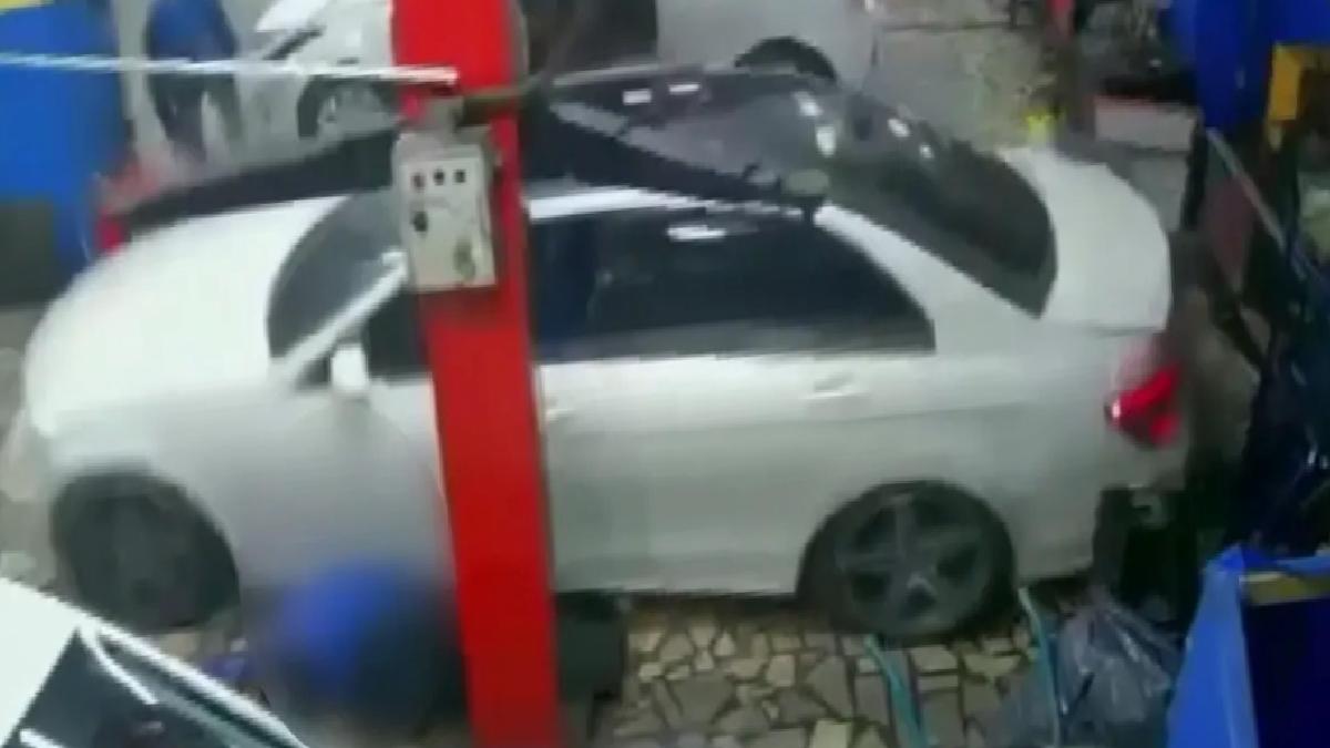Otomobil Asansörüyle Düşen Araç, Tamirciyi Öldürdü