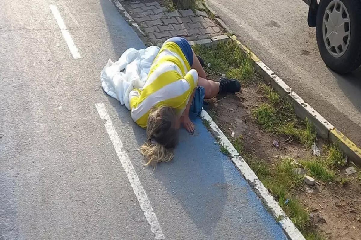 Otomobilden atılan kadın baygın bulundu
