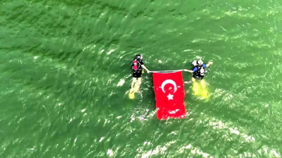 Ovacık’ta Dalgıçlar Türk Bayrağını Su Altında Açtı