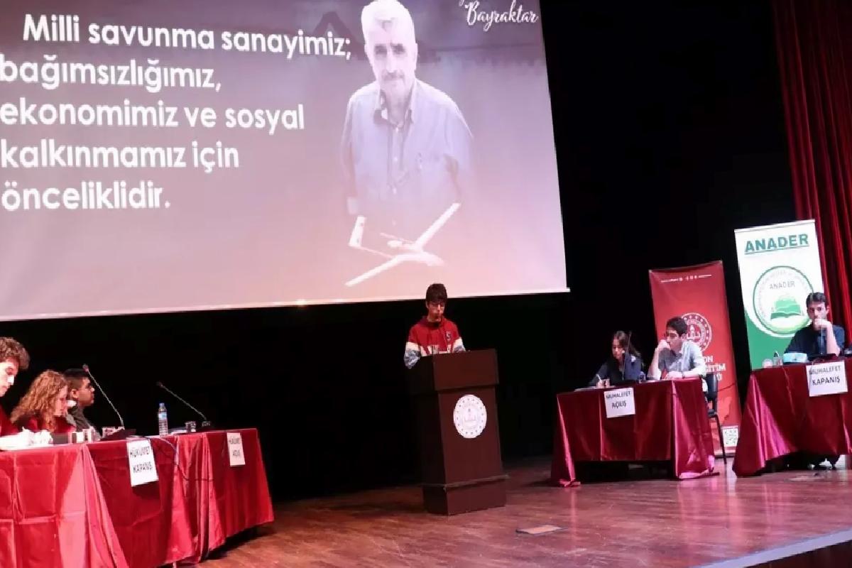 Özdemir Bayraktar Anısına Münazara Düzenlendi