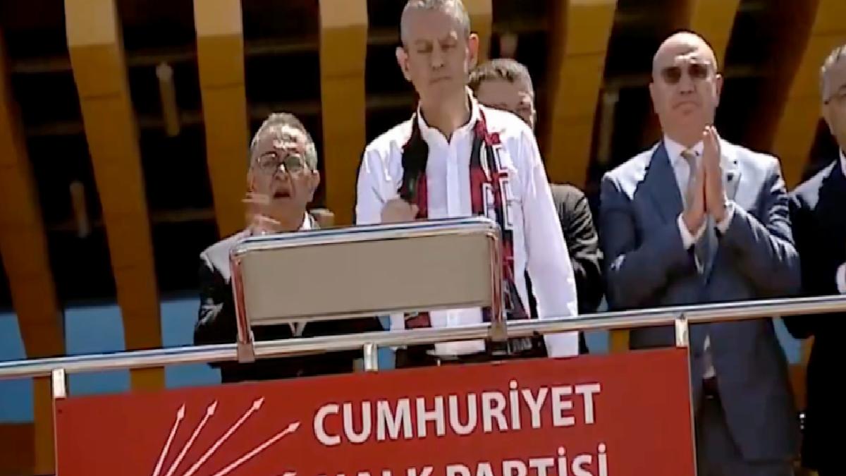 Özgür Özel, Sırrı Süreyya için Fatiha yerine alkış istedi