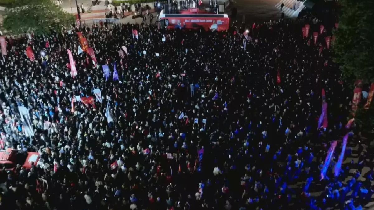 Özgür Özel’den Beyazıt Meydanı’nda güçlü mesajlar