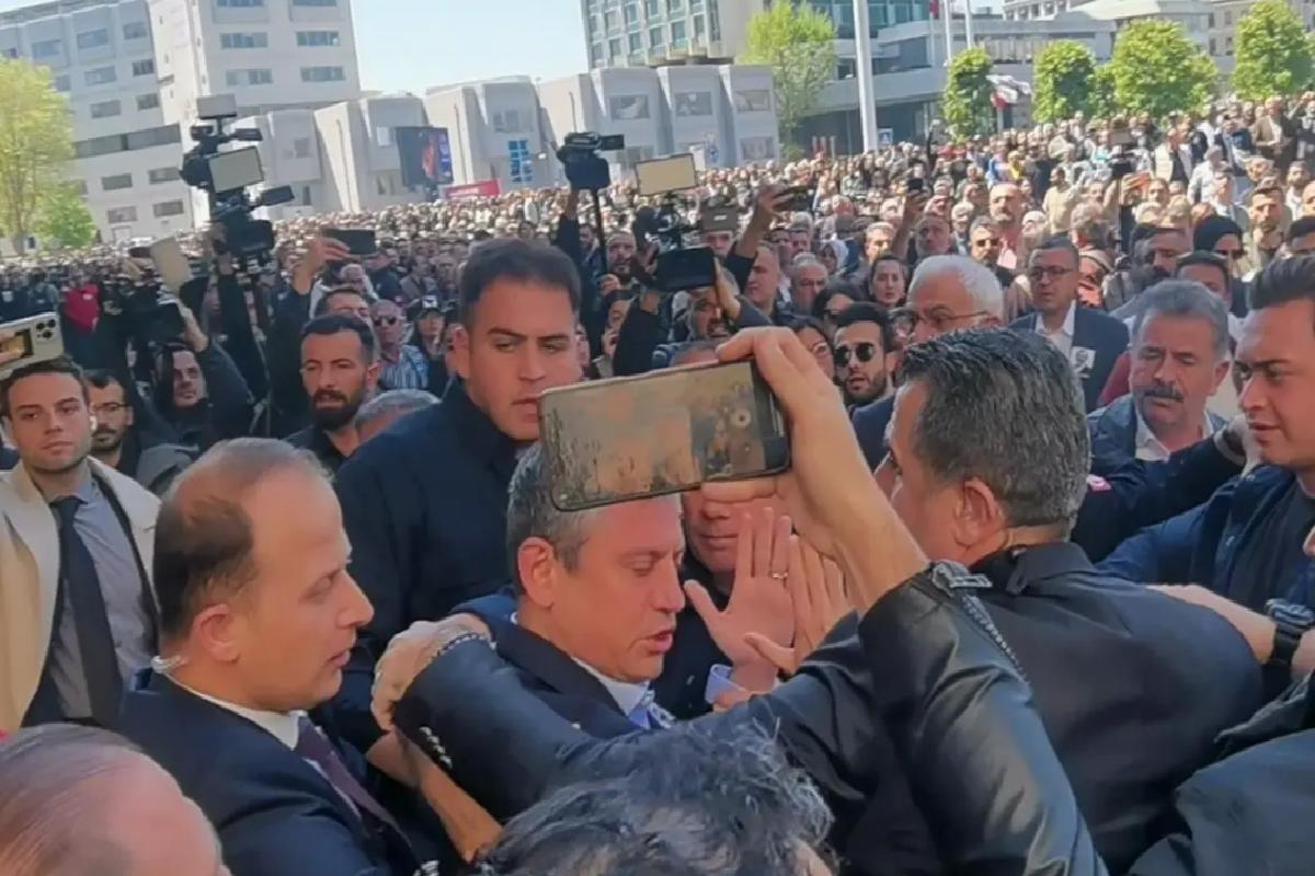 Özgür Özel’e AKM çıkışı yumruklu saldırı