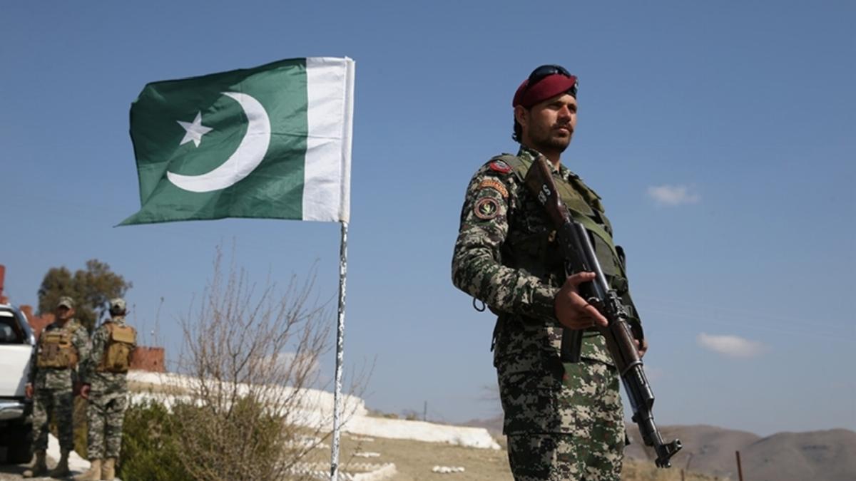 Pakistan’da askeri araca bombalı saldırı düzenlendi