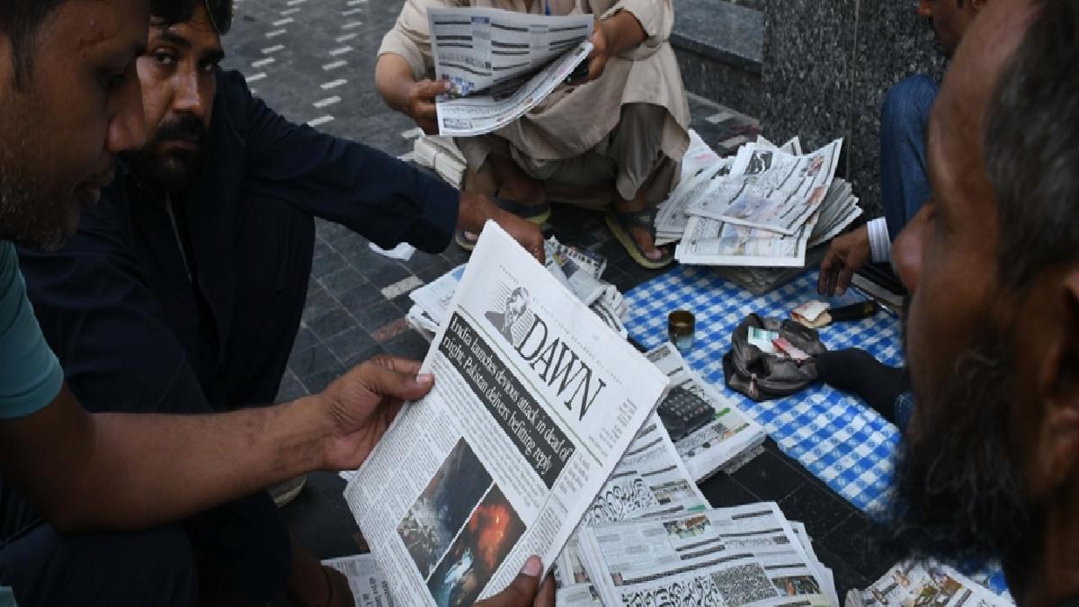 Pakistan’da gazeteler Hindistan’ın saldırılarını manşet yaptı