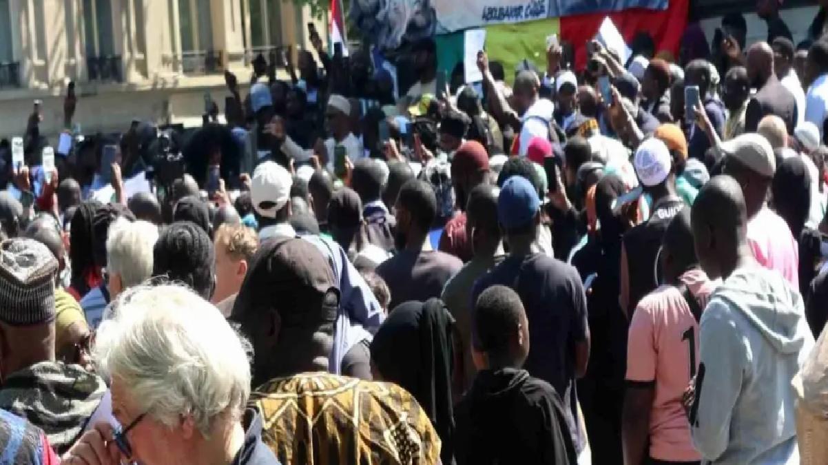 Paris’te Aboubakar Cisse İçin Sessiz Protesto