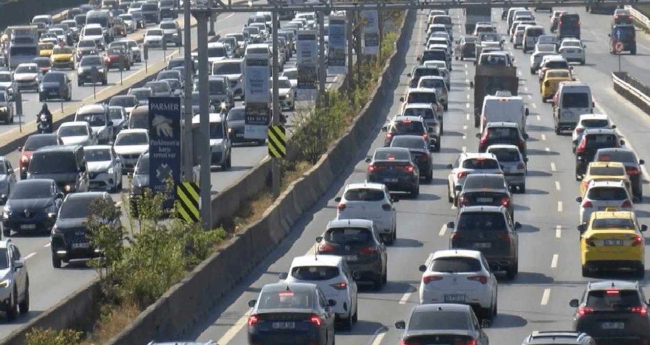 Pazartesi geldi İstanbul trafiği kilitlendi