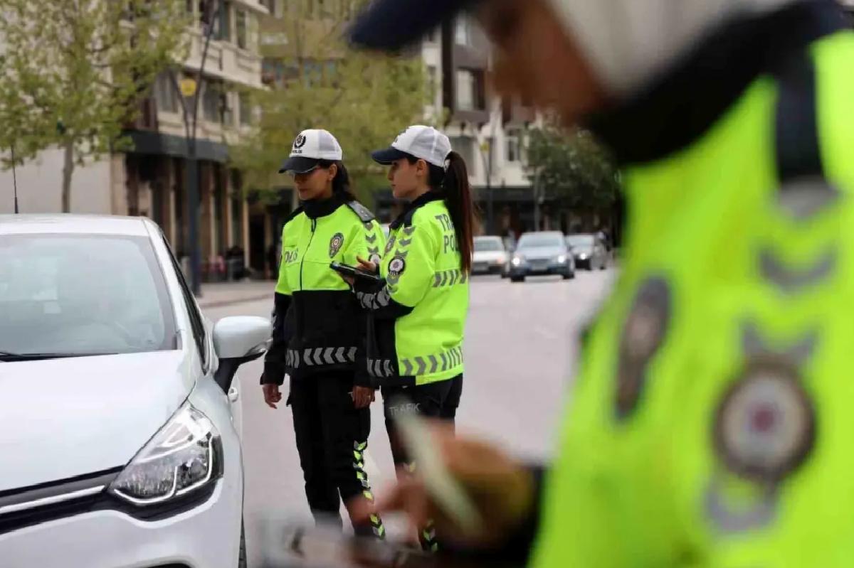 Polis Anneler Görevde