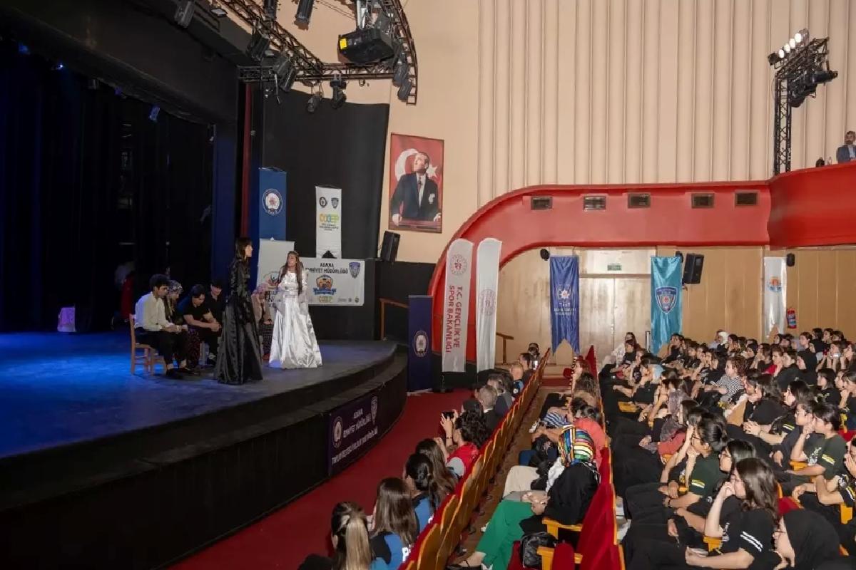 Polis ve Öğrencilerden Tiyatro Gösterisi