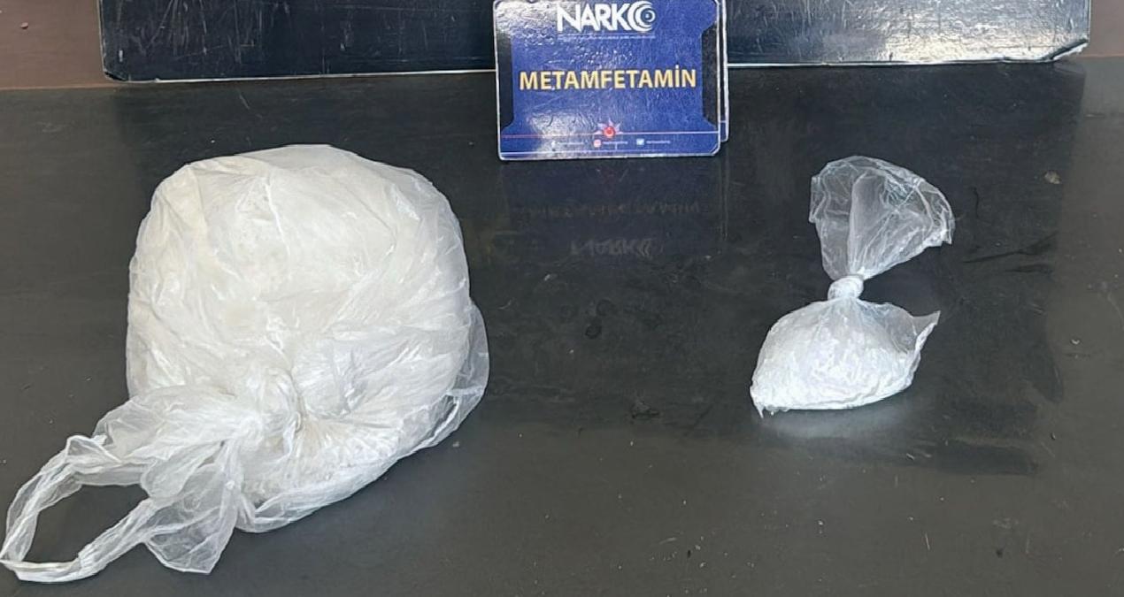 Polisin ‘dur’ ihtarına uymayan araç yakalandı:  1 kilo 50 gram uyuşturucu çıktı