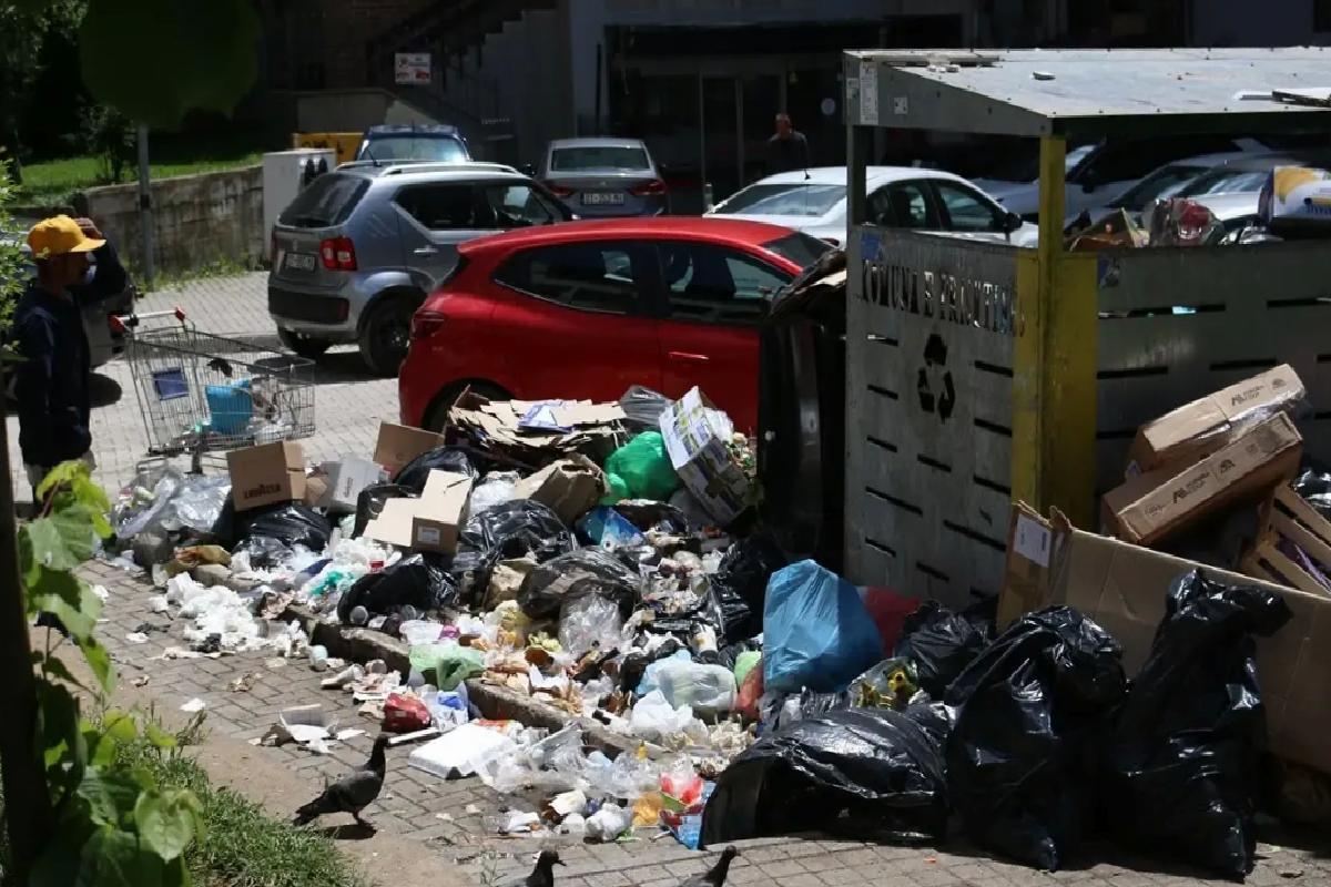Priştine’de Çöp Grevi: Sokaklar Yine Kirli