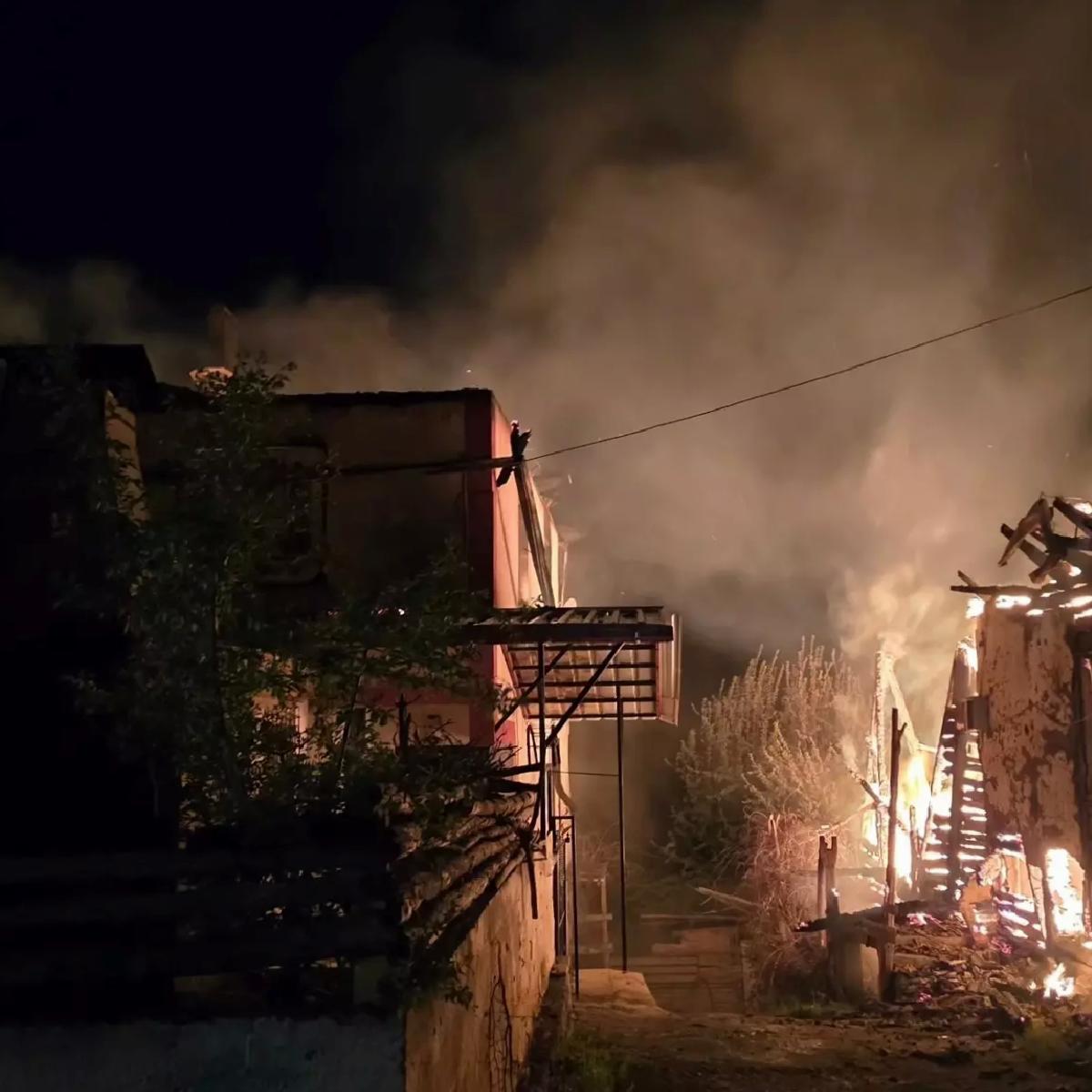 Reşadiye’de Yangın: 3 Ev Kül Oldu