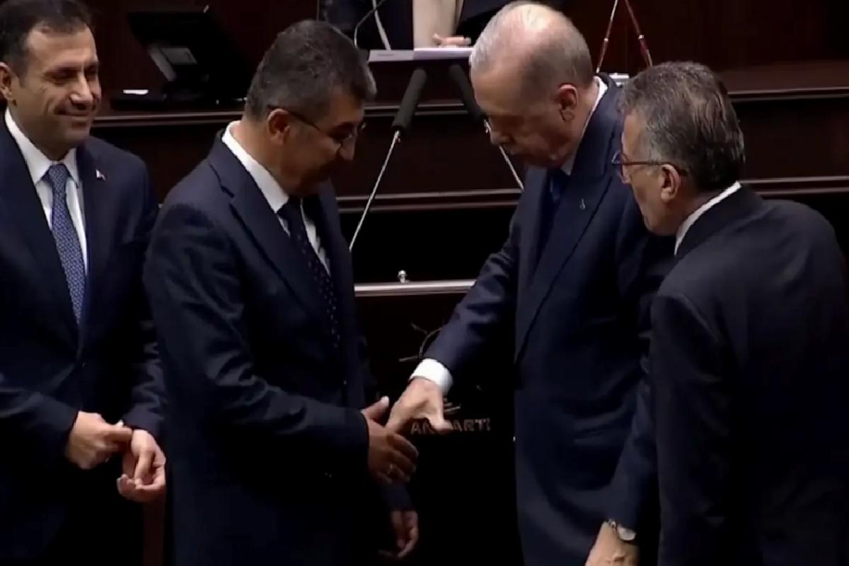 Rozet takma törenine Erdoğan’ın sorusu damga vurdu: Hangi partiden, nereden geldi?