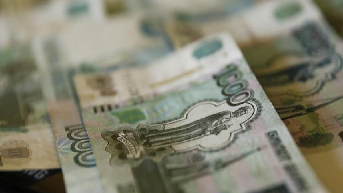 Ruble, dolar karşısında güçlenmeye devam ediyor