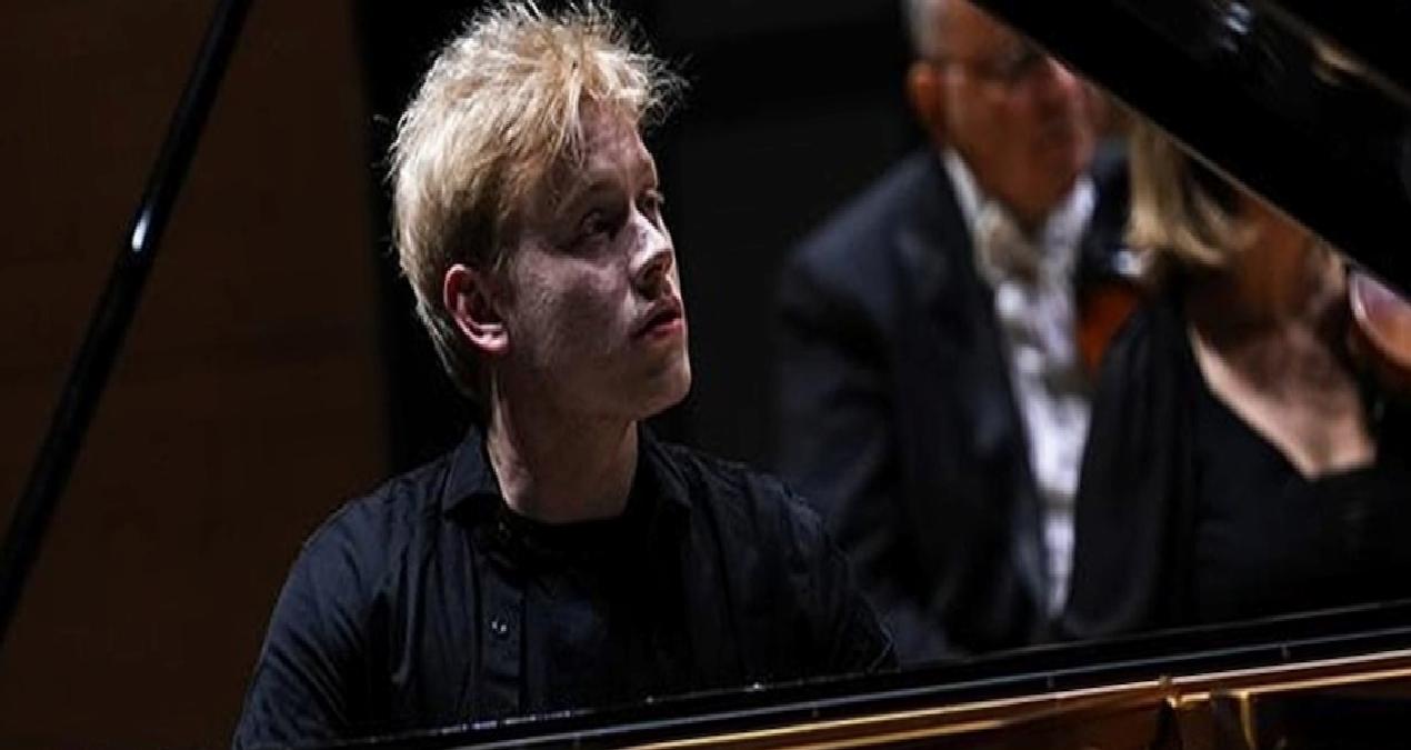 Rus piyanist Alexander Malofeev Ankara’da sahne aldı