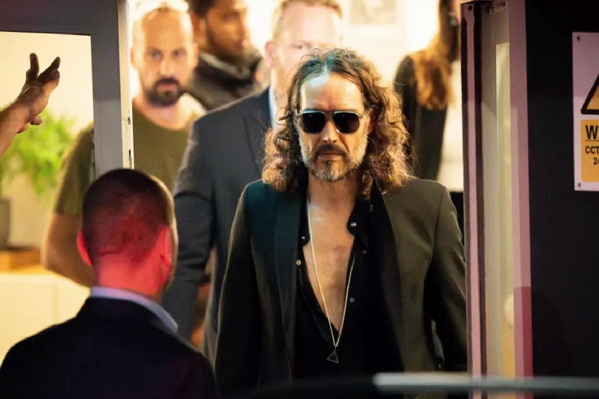 Russell Brand, tecavüz ve cinsel saldırı suçlamalarıyla mahkemeye çıktı