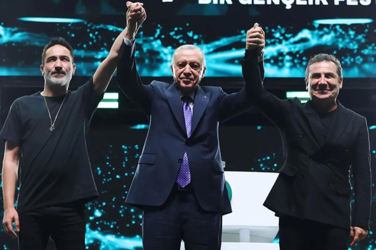 Sagopa Kajmer ve Ferhat Göçer, Erdoğan’ın katıldığı GENÇFEST’te sahne aldı