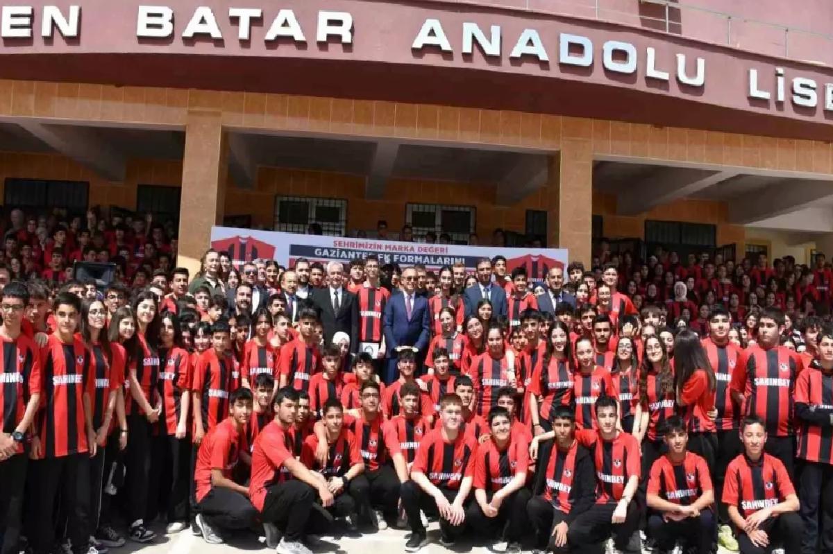 Şahinbey Belediyesi, Öğrencilere 160 Bin Gaziantep FK Forması Dağıttı