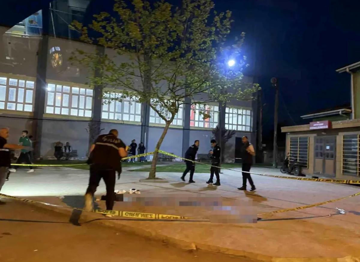 Sakarya’da Bıçaklı Kavga: 15 Yaşındaki Çocuk 17 Yaşlıyı Yaraladı