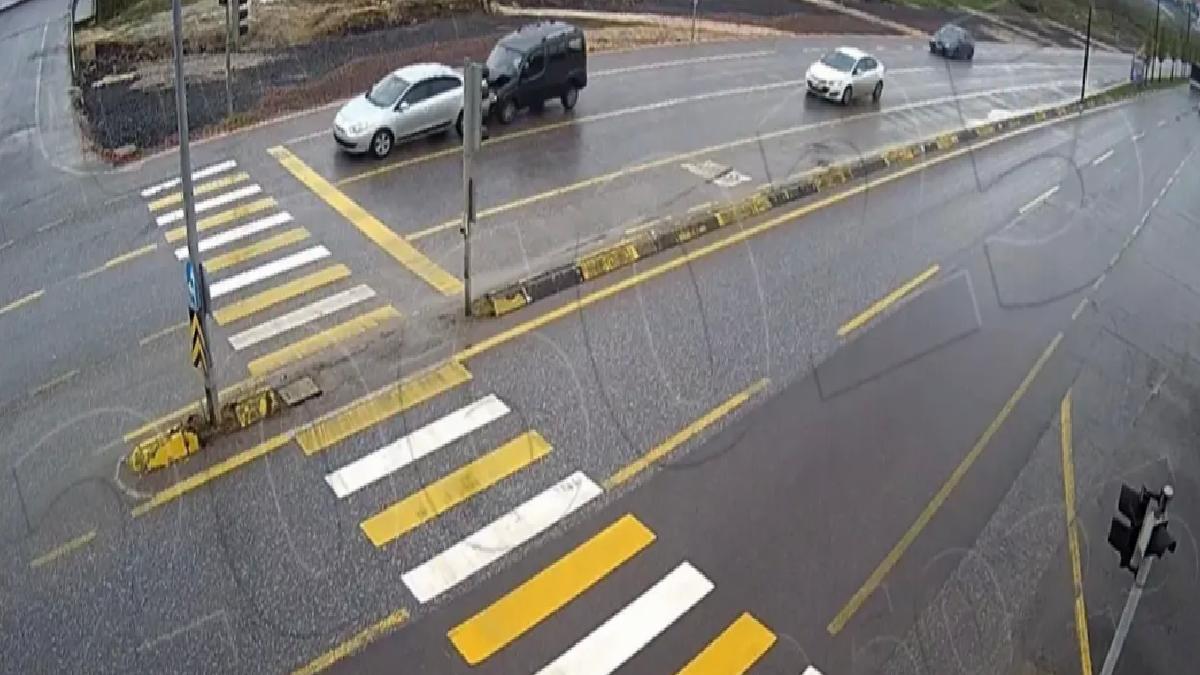 Sakarya’da KGYS kameralarına yansıyan trafik kazaları görüntülendi