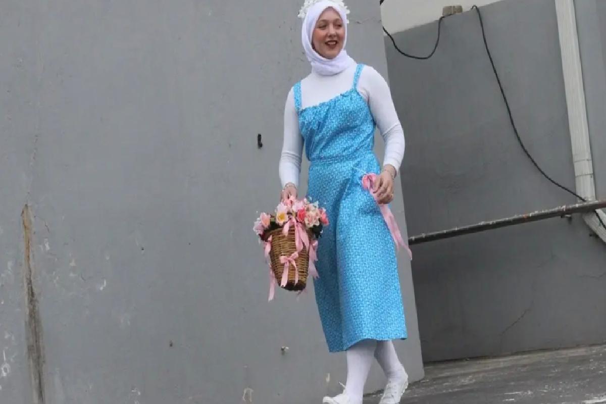 Sakarya’da öğrenciler atık malzemelerden yaptıkları kıyafetler ve nostaljik giysilerle sahneye çıktı