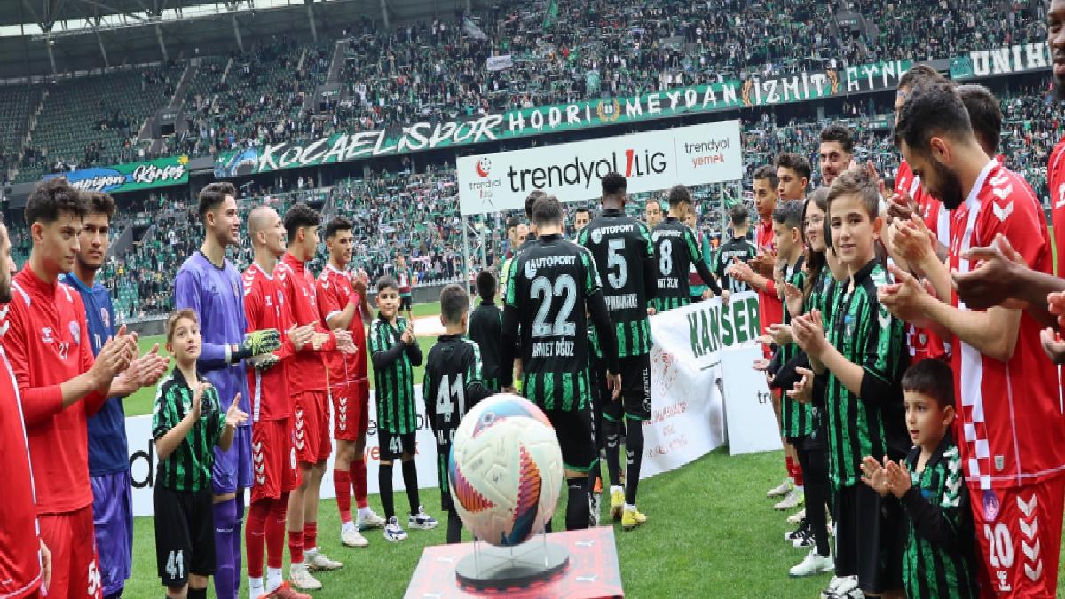 Şampiyon Kocaelispor, son maçında alkışlarla karşılandı