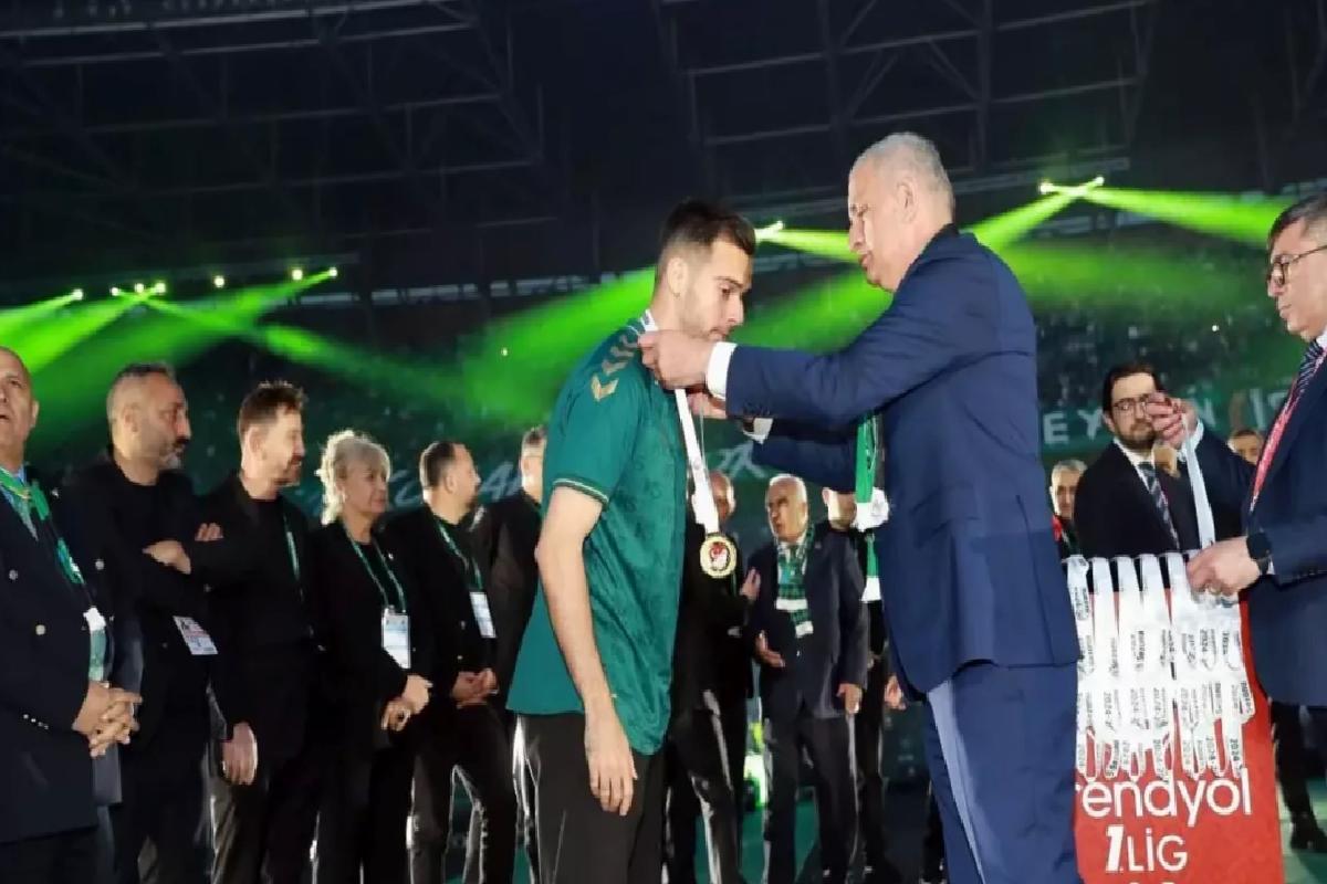 Şampiyonluk töreninde İbrahim Hacıosmanoğlu’na soğuk duş