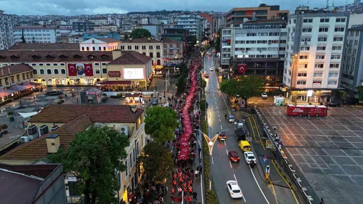 Samsun’da Bayrak ve Fener Alayı Yürüyüşü Gerçekleşti