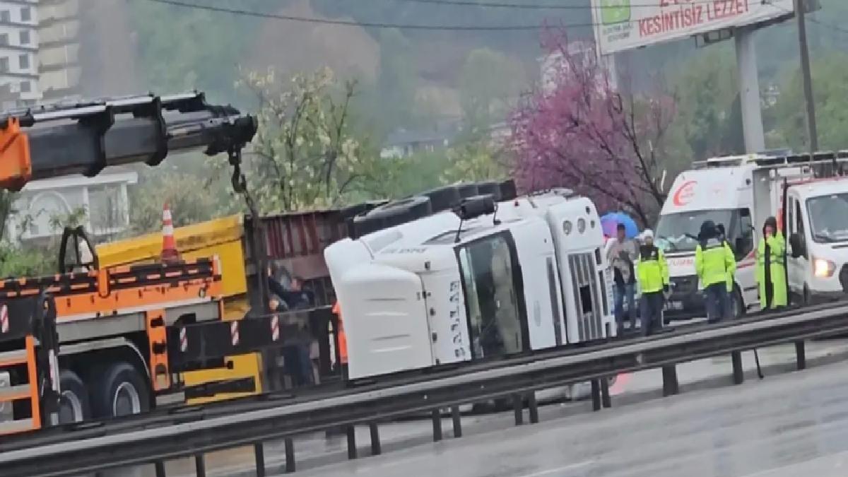 Sapanca’da TIR Devrildi; Otoyol Ulaşıma Kapandı
