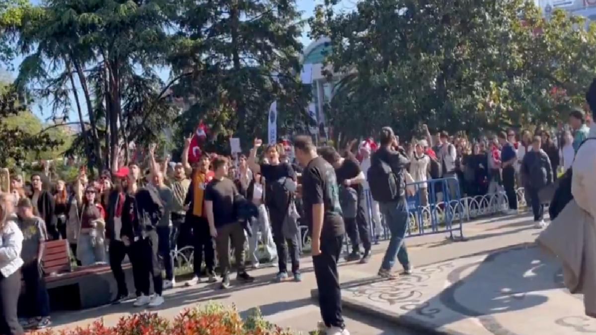 Saraçhane’de toplanan göstericiler cübbeli sarıklı yaşlı adama saldırdı