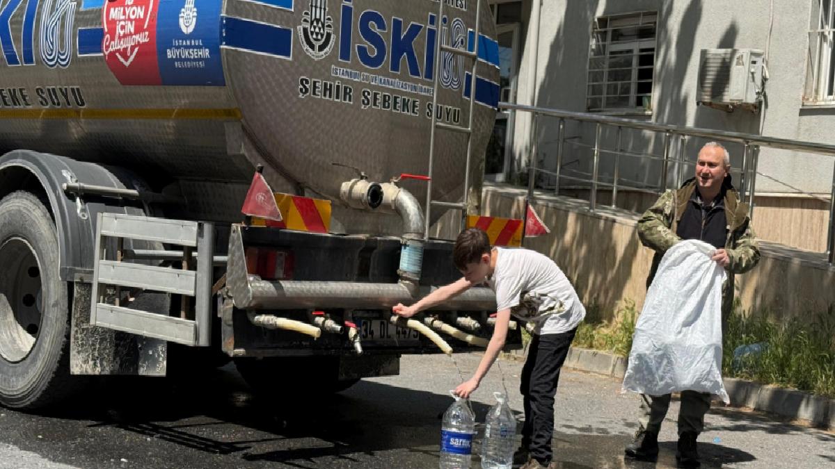 Sarıyer’de belediye tankerle su dağıttı: Bidonlarla evlere su taşıdılar