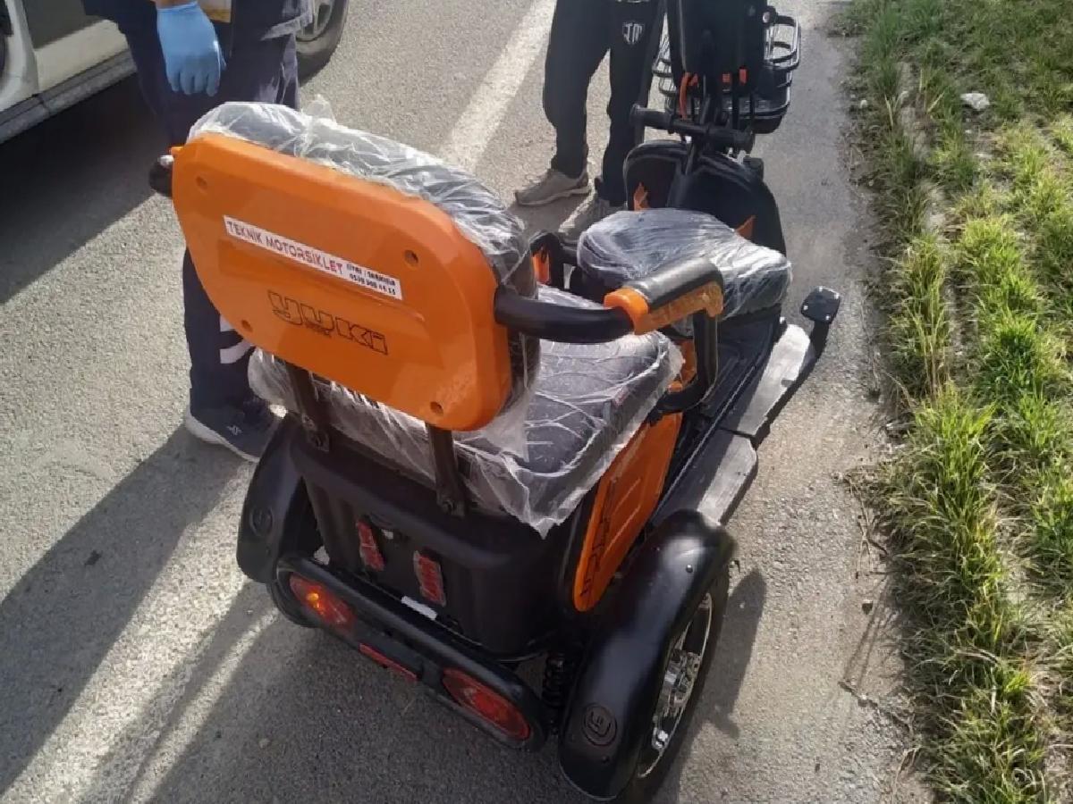 Şarkışla’da Plakasız Elektrikli Motosiklet Devrildi: 2 Yaralı
