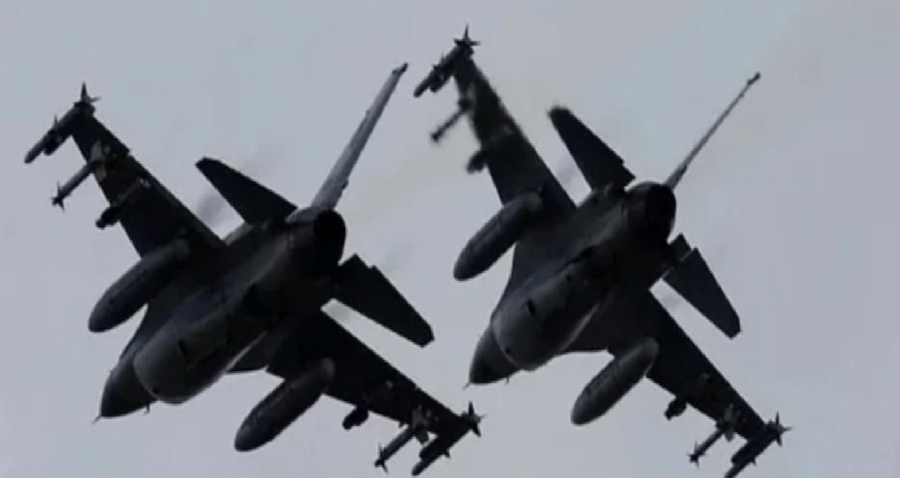 Savaş uçağı denize düştü, pilot son anda kurtuldu