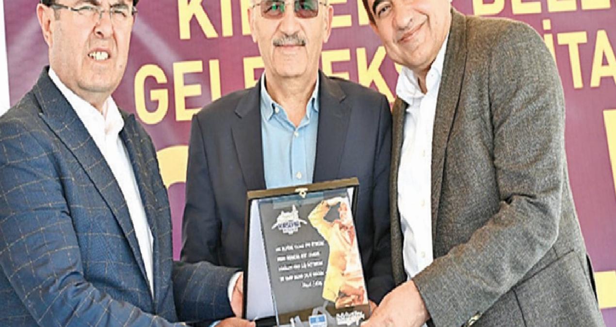 Saygı Öztürk’e plaket