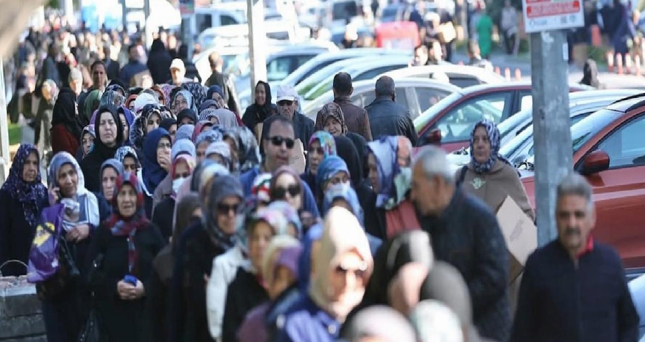 Sebze fiyatları arttı vatandaş bedava fide kuyruğuna girdi