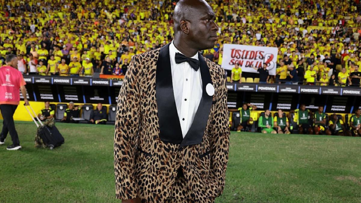 Segundo Castillo’nun leopar desenli takım elbisesi