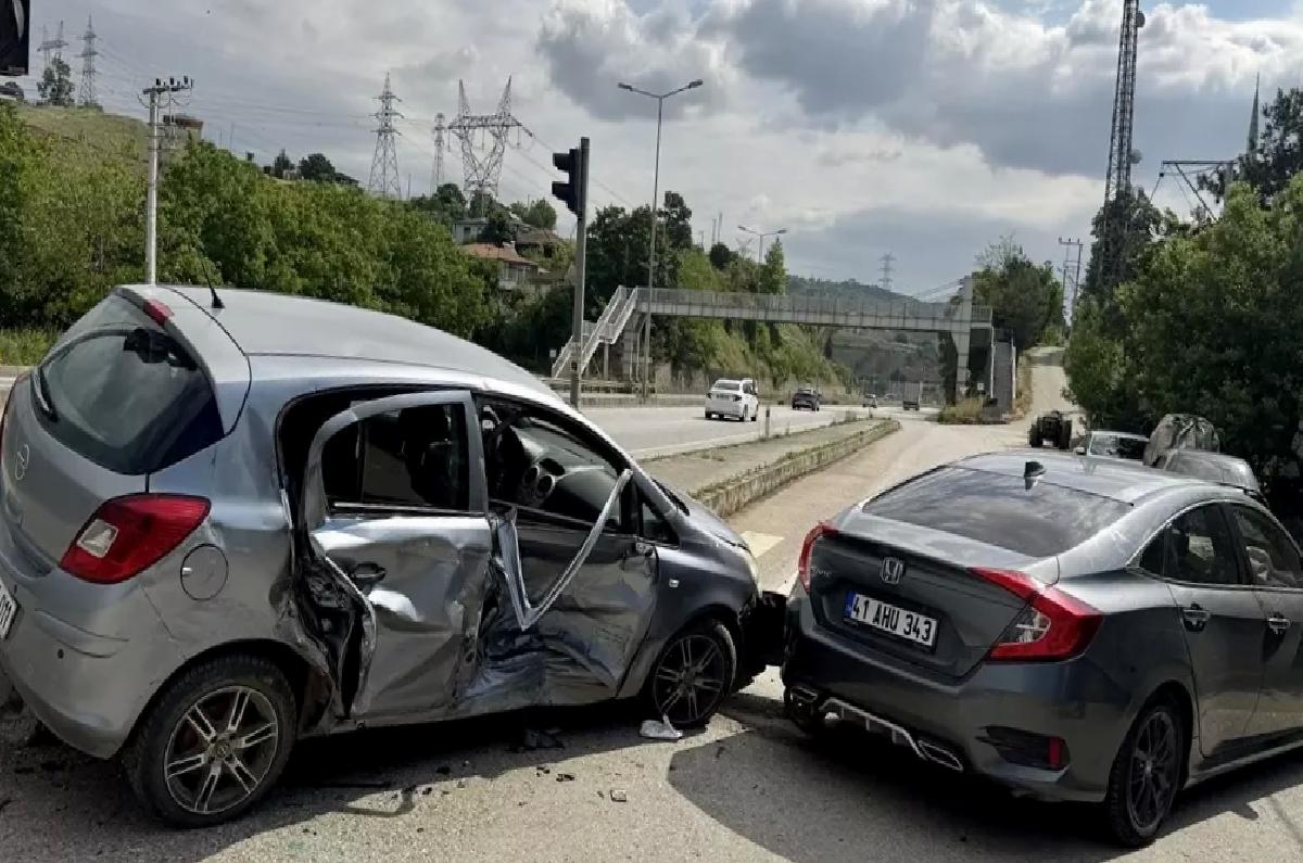 Serdivan’da Çarpışma: 4 Yaralı