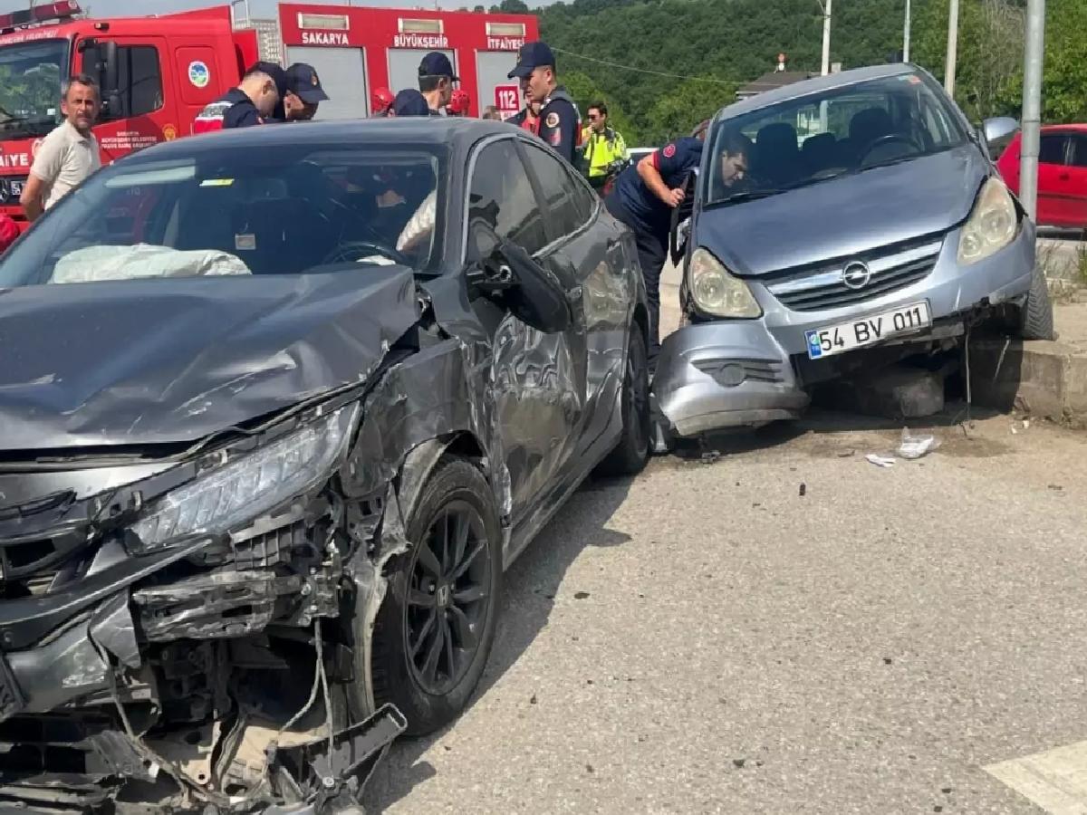 Serdivan’da Trafik Kazası: 4 Yaralı
