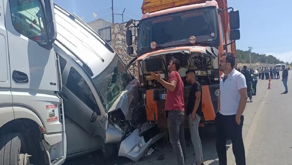 Silifke’de Kontrolden Çıkan Kamyon Park Halindeki Araçlara Çarptı